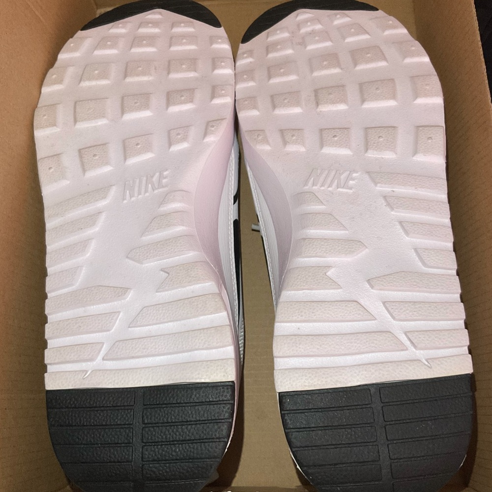 #40 NWT WHITE AND BLACK SHOES SIZE 7.5 - Picture 7 of 7